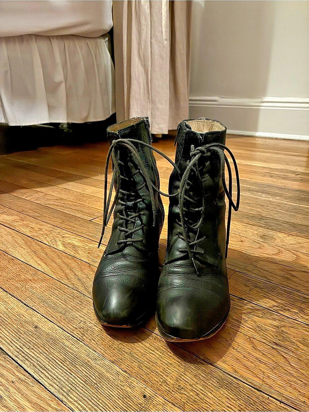Frye 34716 Black Leather Heeled Ankle Boots